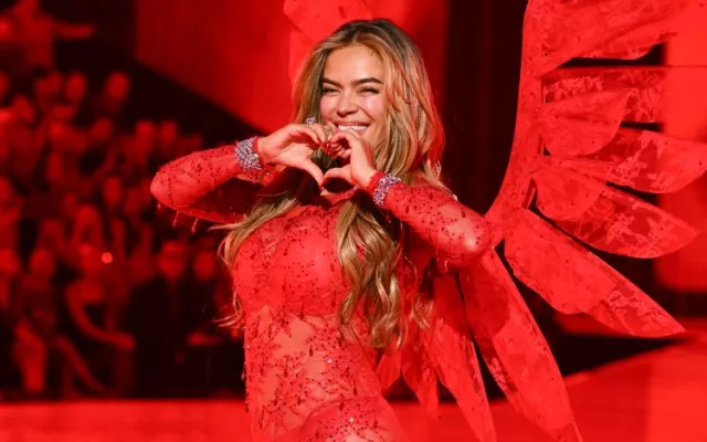 La cantante colombiana Karol G interpretó sus éxitos Ivonny Bonita y Latina Foreva, de su disco Tropicoqueta.