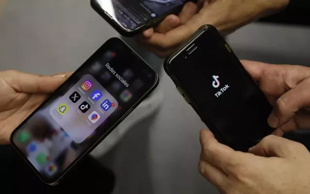 Bruselas pudiera multar a Meta y a TikTok.
