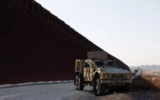 Foto de archivo de un vehículo estadounidense en la frontera de ese país con México.