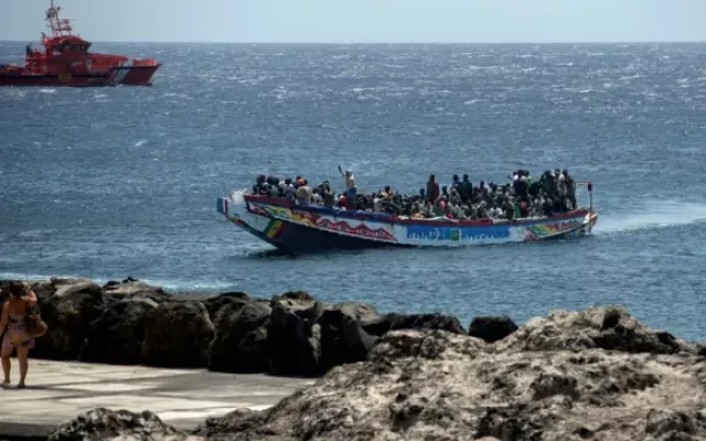 La presidenta de la Comisión Europea, Ursula von der Leyen, anunció un fondo de emergencia de 300 millones de euros para reforzar la vigilancia marítima y la atención humanitaria.