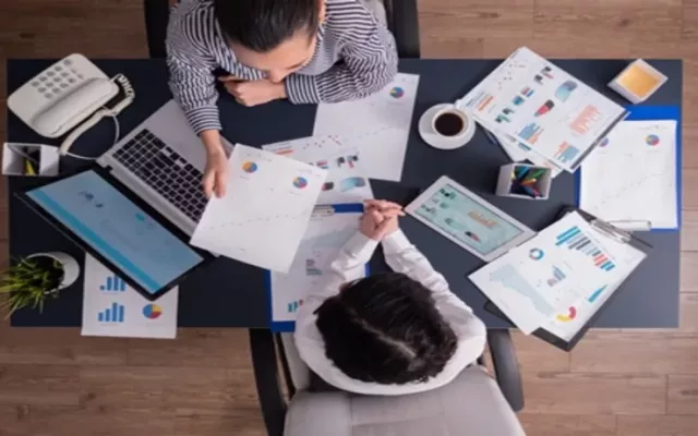 La combinación de capacitación digital y consultorías no solo mejora las habilidades internas, sino que también fomenta la innovación.