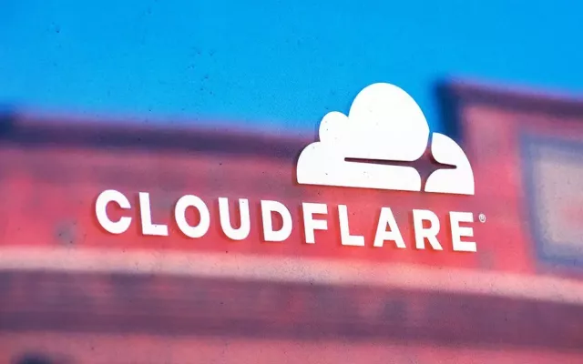 Cloudflare opera una red de distribución de contenidos (CDN) y un proxy inverso de alcance mundial.
