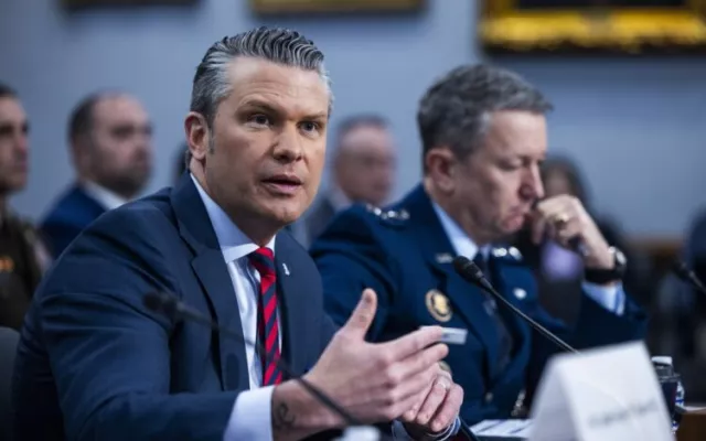 Pete Hegseth y Dan Caine durante una audiencia en la Cámara de Representantes en Washington DC.