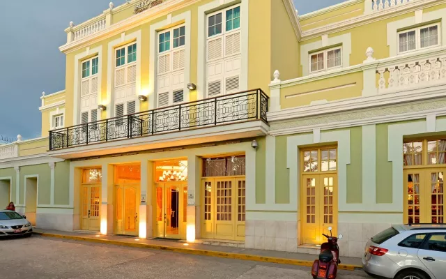 Fachada y entorno colonial del Hotel Iberostar Grand Trinidad.