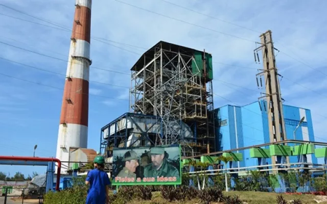 Vista exterior de la central termoeléctrica Antonio Guiteras con sus estructuras industriales principales.