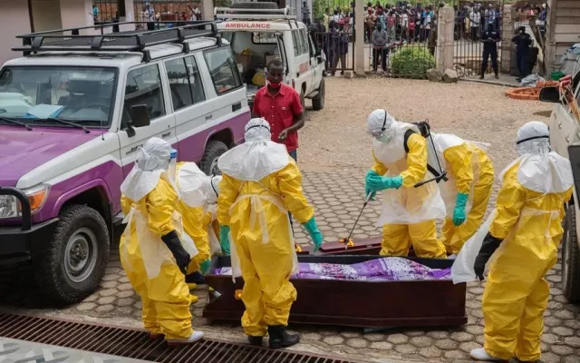Personal médico equipado con trajes de protección trabajando en el control del brote de ébola en la República Democrática del Congo.