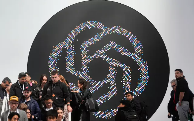 Logo de OpenAI durante una convención en San Francisco
