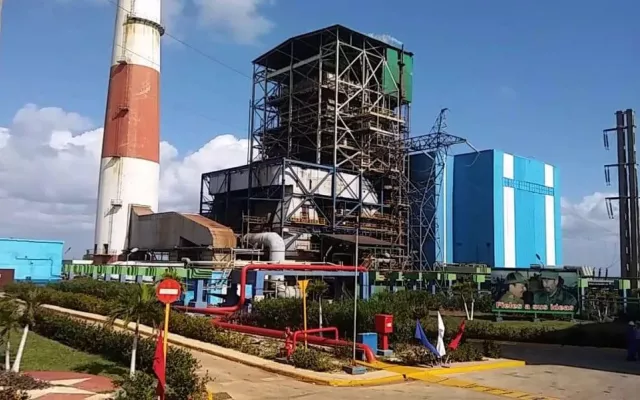 Vista exterior de la planta termoeléctrica Antonio Guiteras en Matanzas, Cuba.