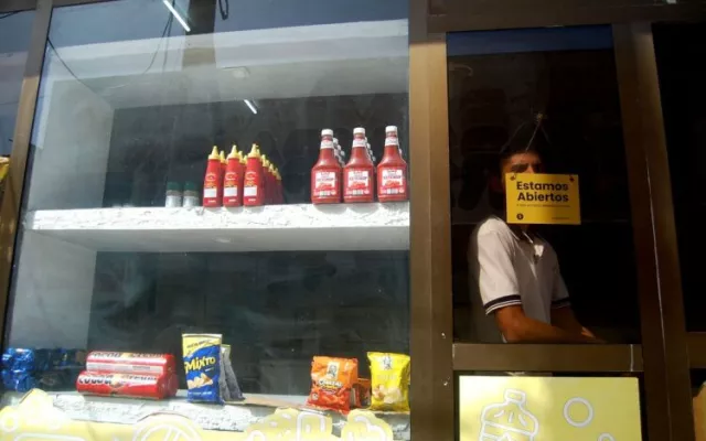 Anaqueles con productos en un negocio privado en Cuba en medio de la crisis económica.
