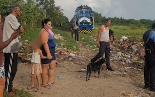 Locomotora del tren Habana-Guantánamo detenida frente a un vertedero improvisado que bloquea las vías férreas en Las Tunas.