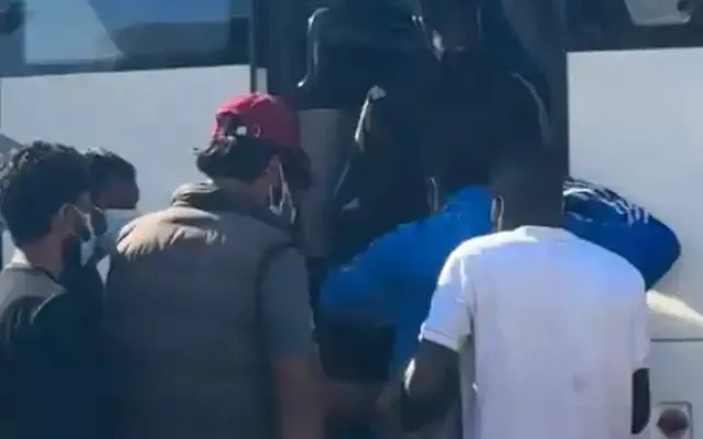 En Creta, refugiados suben a un autobús que debe trasladarlos a un centro de acogida. Grecia es uno de los cinco países de la UE que más impulsan la creación de los llamados centros de retorno fuera de Europa