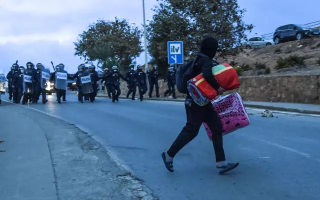 Más de 350 agentes desalojan los últimos asentamientos de migrantes en Ceuta