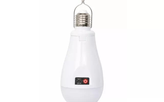 Los bombillos recargables incorporan una batería interna que permite almacenar energía mientras existe suministro eléctrico y utilizarla posteriormente cuando ocurre un corte. 