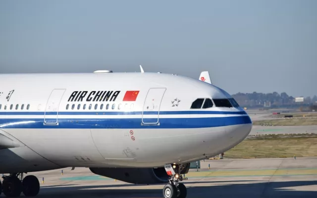 Avión de Air China en pista, representativo de las conexiones internacionales con Cuba.