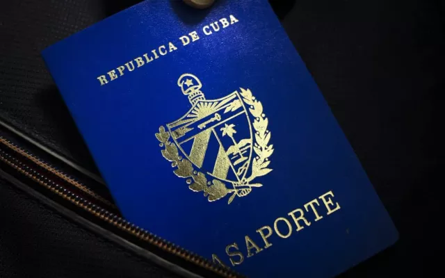 Pasaporte cubano sobre una mesa.