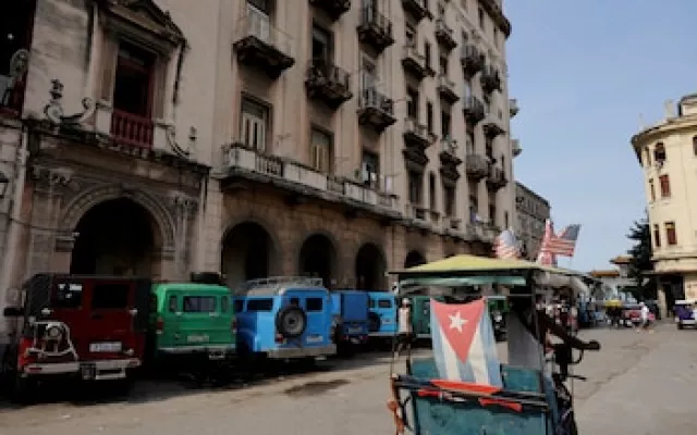 Grupo de personas esperando en una parada de transporte público en Matanzas, Cuba.