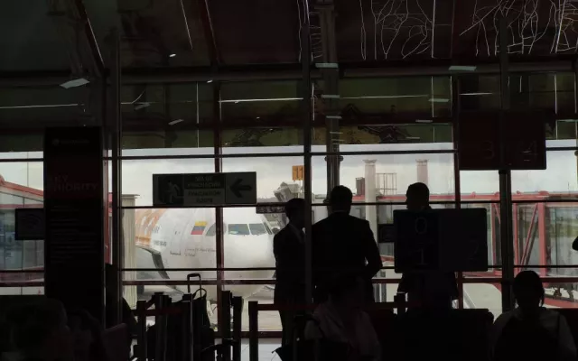 Avión de la aerolínea estatal venezolana Conviasa en una pista de aterrizaje.