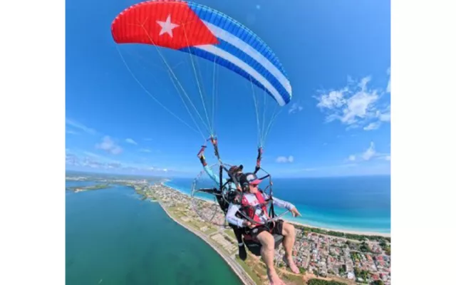 Fotografía aérea y logotipos promocionales del Festival Aerodeportivo Varadero 2026 en el aeropuerto de Kawama.