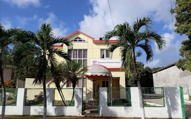 Fachada de la sede de la Sucursal Habana Oeste de la Corporación Cimex S.A.