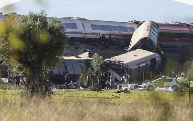 Vista aérea y de equipos de emergencia trabajando en los trenes siniestrados en las vías de alta velocidad en Urda, Toledo.