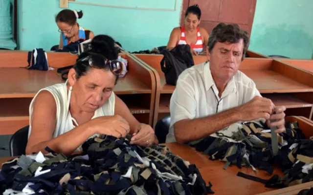 Taller con empleados con discapacidad en la ciudad de Camagüey.