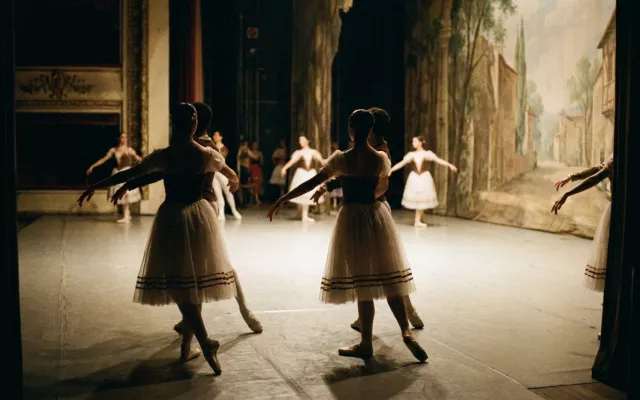 Bailarines del Ballet Nacional de Cuba durante una representación clásica.