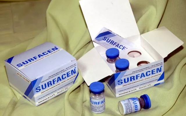 Investigadores trabajando en laboratorio con el fármaco Surfacen.