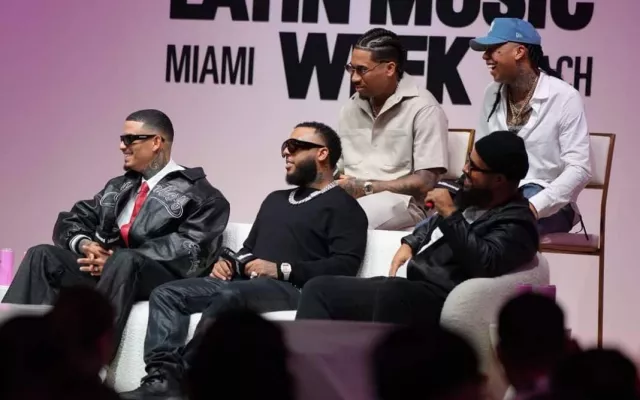 Artistas cubanos del reparto posando en el panel de la Semana Billboard de la Música Latina 2026 en Miami Beach.