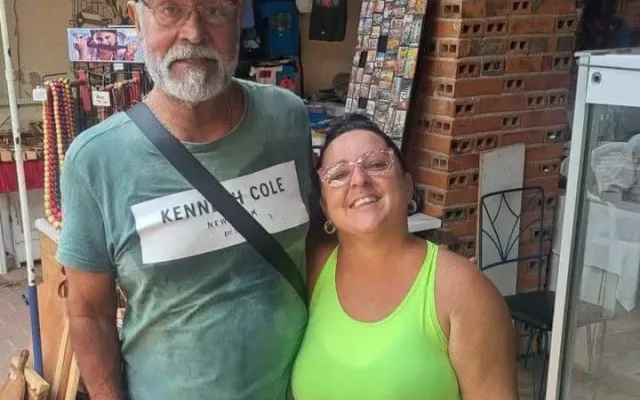 Fotografía del actor Roberto Perdomo posando junto a una admiradora en la calle Obispo de La Habana.