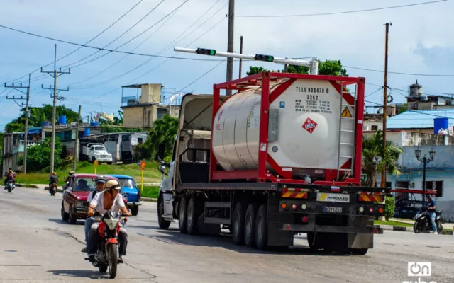Un camión cisterna para transporte de combustible junto a otros vehículos en La Habana.
