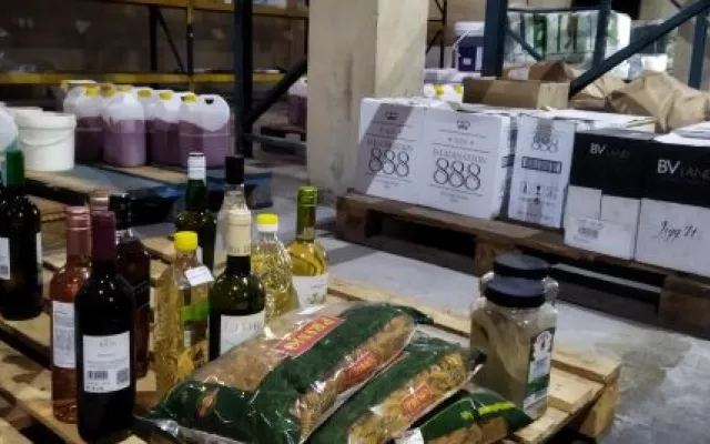 Vista interior del mercado mayorista con diversos productos en exhibición y estanterías organizadas.
