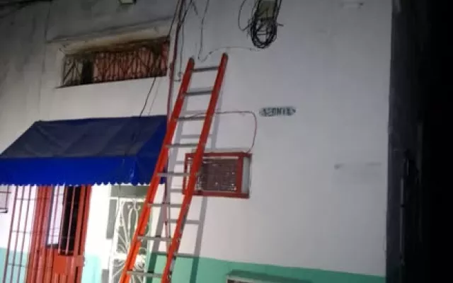 Tres personas son detenidas por la policía mientras realizaban conexiones eléctricas mediante el uso de escaleras y cables.