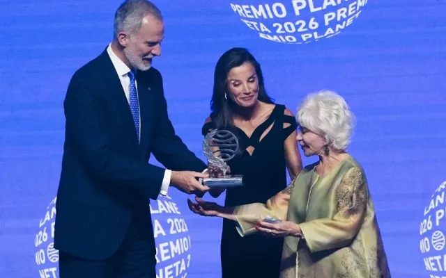 La escritora Isabel Allende recibiendo el Premio Planeta de manos de los Reyes de España.
