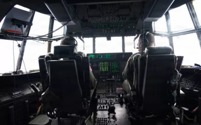 Pilotos del 53.º Escuadrón de Reconocimiento Meteorológico sobrevolando el huracán Isaías.
