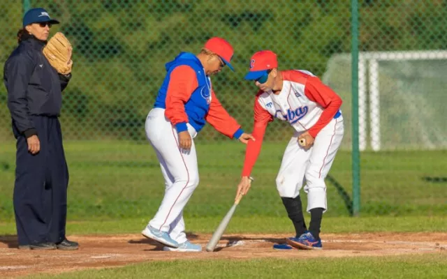 Equipo de Italia celebrando la victoria en el Campeonato Mundial de Béisbol para Ciegos en el estadio Simone Piani.