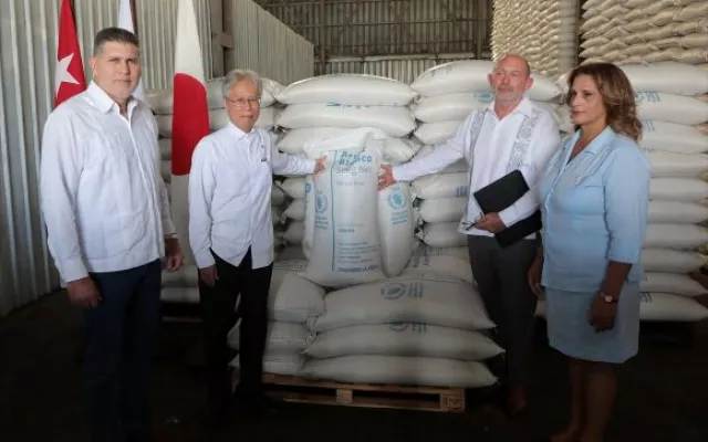 Autoridades y representantes durante el acto de entrega de la donación de arroz de Japón a Cuba.