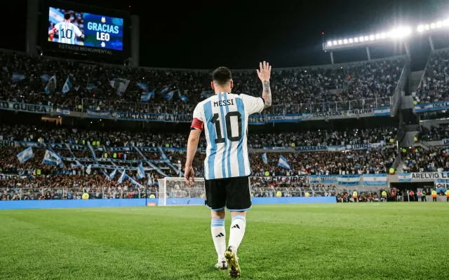 Lionel Messi portando la camiseta de la selección argentina durante un partido en el estadio Monumental.