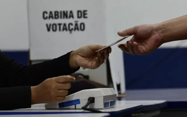Lula da Silva junto a su esposa Janja durante la jornada de votación en Brasil.