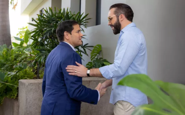 El presidente salvadoreño Nayib Bukele junto al secretario de Estado estadounidense Marco Rubio.