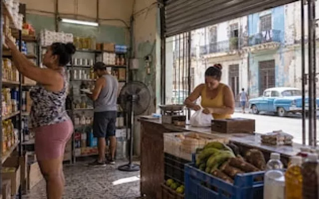Imagen de un mercado cubano con estantes visiblemente desabastecidos.