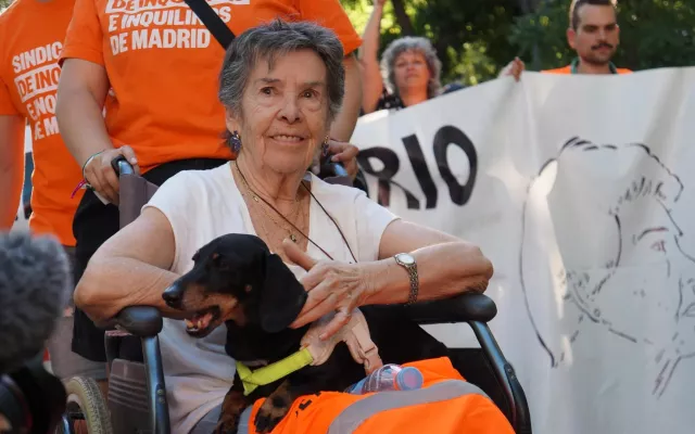 Maricarmen Abascal siendo trasladada en camilla de su vivienda tras el desahucio.