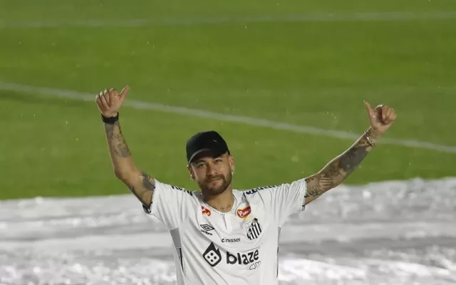 Neymar Jr. junto a una imagen de Flávio Bolsonaro tras el gesto realizado en redes sociales.