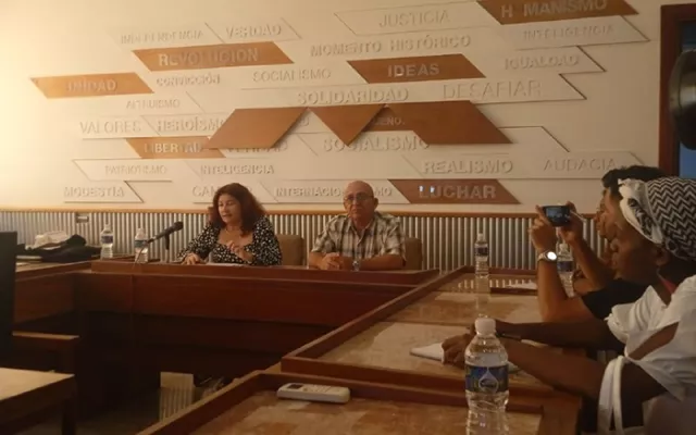 Funcionaria del Ministerio de la Construcción durante la conferencia de prensa sobre la nueva Ley de la Vivienda.