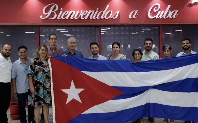 El diplomático cubano Richard Tur de la Concepción durante su llegada a Cuba siendo recibido por funcionarios.
