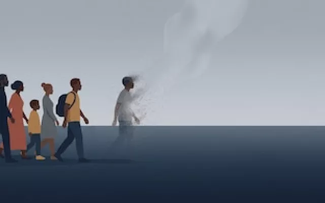 Embarcación rústica utilizada por migrantes interceptada en alta mar.