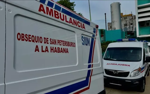 Autoridades rusas y cubanas durante la entrega formal de tres ambulancias y un vehículo Lada en un hospital de La Habana.