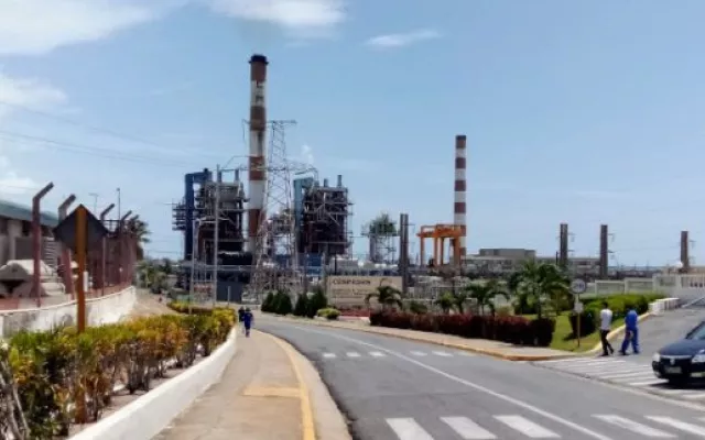 Vista exterior de las instalaciones de una central termoeléctrica en Cuba.
