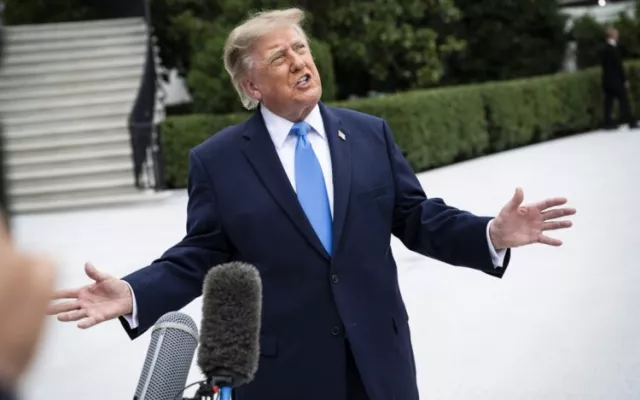 El presidente Donald Trump dirigiéndose a los medios de comunicación en los jardines de la Casa Blanca.