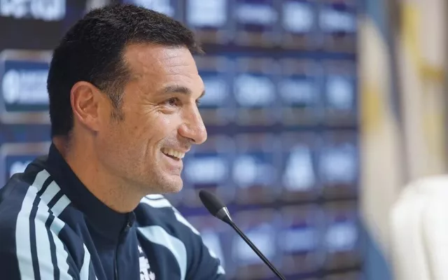 Lionel Scaloni en el banquillo durante un partido de la selección argentina.