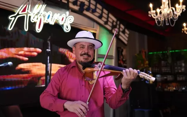 Un violinista cubano en las calles de Miami en el contexto de las elecciones de medio mandato.